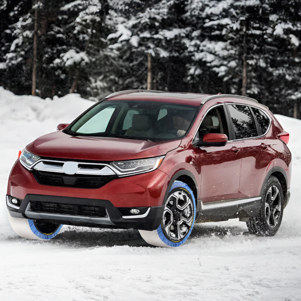 Coche SUV rojo equipado con fundas textiles para neumáticos en un paisaje nevado.